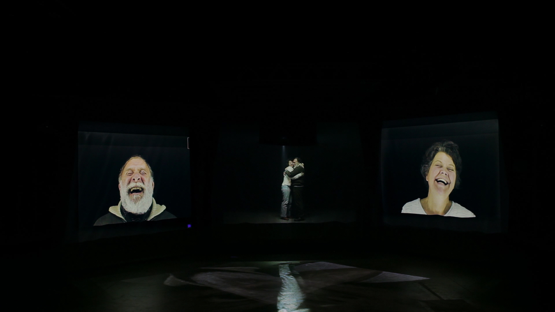 Still de Caixa-Preta com projeções em um palco escuro.